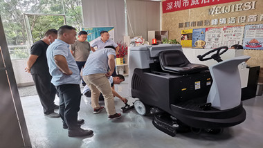 驾驶式扫地机哪个好？该怎么选择？
