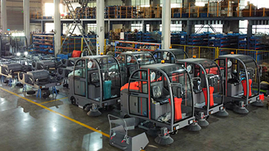 小型驾驶式扫地机是怎么举行事情的？工业驾驶式扫地机有什么优点？